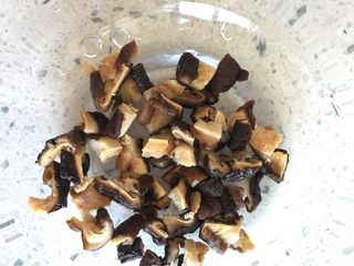 4、五分钟系列 腊肠炒饭,香菇切丁