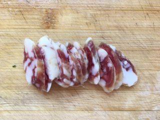 5、五分钟系列 腊肠炒饭,腊肠先切片