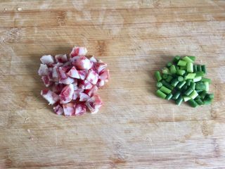 6、五分钟系列 腊肠炒饭,腊肠切块，蒜苔切段