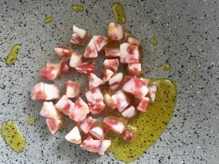 7、五分钟系列 腊肠炒饭,锅中倒油，放入腊肠