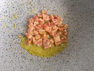 8、五分钟系列 腊肠炒饭,腊肠煸炒至香味金黄