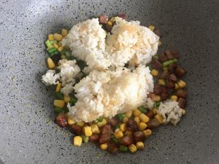 11、五分钟系列 腊肠炒饭,加入香菇，放入米饭翻炒