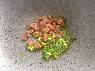 9、五分钟系列 腊肠炒饭,下入蒜苔