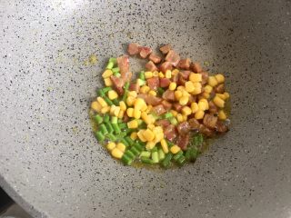 10、五分钟系列 腊肠炒饭,加入玉米粒