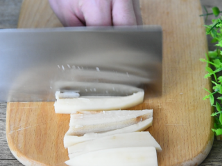 1、五花肉这么做，比红烧肉还要好吃百倍,藕去皮，切半，改刀切成条