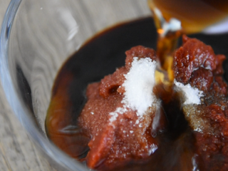 3、五花肉这么做，比红烧肉还要好吃百倍,取空碗，倒入50g番茄酱、15g生抽、10g醋、5g糖、2g盐，拌匀