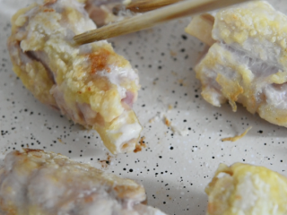 9、五花肉这么做，比红烧肉还要好吃百倍,下油锅煎至两面金黄，盛出备用