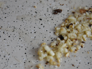 10、五花肉这么做，比红烧肉还要好吃百倍,油锅爆香蒜末