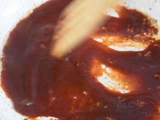 11、五花肉这么做，比红烧肉还要好吃百倍,炒出香气后，倒入调料汁炒匀