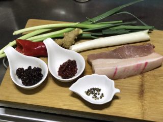 1、豆豉回锅肉,回锅肉用的最多的是五花，但我更喜欢用这种猪前夹花肉，肉质比较嫩，这是可以估计自己喜欢选择