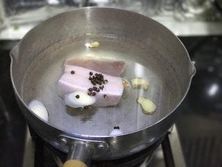 2、豆豉回锅肉,先把肉放锅里放水加大葱段、生姜片、花椒一起煮，可以稍加一点料酒