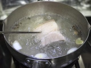 3、豆豉回锅肉,大约在15～20分钟左右（根据肉块大小），用筷子可以轻松插入就可以捞出来沥水备用