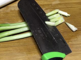 4、豆豉回锅肉,趁肉沥水来处理配菜，青蒜切斜刀
