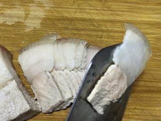 7、豆豉回锅肉,再来切肉片，一定要切薄薄的