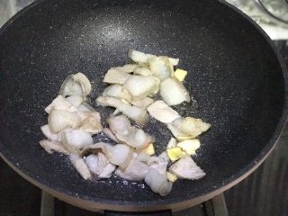 12、豆豉回锅肉,放入切好的肉片翻炒至肉片出油微微卷起，这样把油逼出来的肉片肥的部分吃的时候一点也不腻