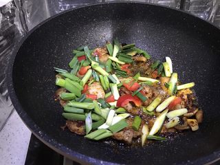 16、豆豉回锅肉,加入处理好的配菜