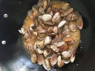 10、辣炒花蛤：让舌头欲罢不能的美味儿,翻炒均匀，使辣椒油均匀渗透到每个蛤肉