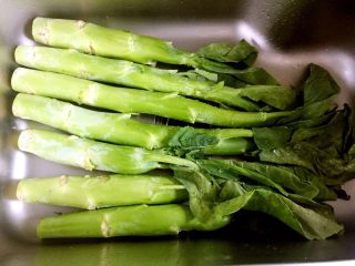 1、自制四川泡菜——腌芥菜笋,芥菜笋洗净控干水分晾干
