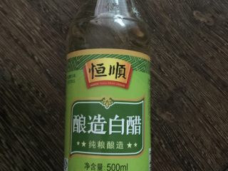 5、自制四川泡菜——腌芥菜笋,白醋一定要买酿造的白醋（生抽，老抽，醋，白醋这些调味品一定要买酿造的，勾兑的对身体伤害极大）