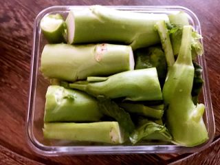 6、自制四川泡菜——腌芥菜笋,倒入适量白醋（白醋可以多倒些，白醋都多些没关系，我每次都会倒入半瓶或三分之二瓶，如果只是腌一两斤蔬菜就不要到这么多了，半瓶或少半瓶就可以了）