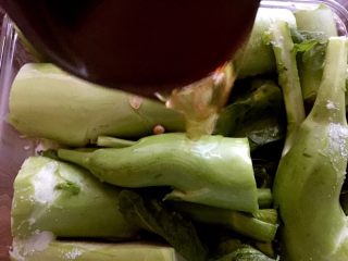 8、自制四川泡菜——腌芥菜笋,花椒水连同花椒粒一起倒入放了盐，白醋的芥菜笋里