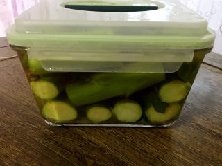 10、自制四川泡菜——腌芥菜笋,盖上盖子15天以后就可以吃了（为什么要15天以后才可以吃，因为15天以后亚硝酸盐是最低的几乎没有了），15天以后开盖取腌好的泡菜一定要用干燥无水无油的筷子才可以，如果筷子上有水或油里面的泡菜就会长毛烂掉