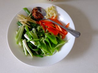 1、香辣炒蚬子,全部配菜洗切备好，辣酱一勺（也可用豆瓣酱）