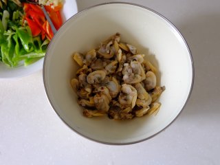 2、香辣炒蚬子,剥壳的蚬子肉，洗净备用