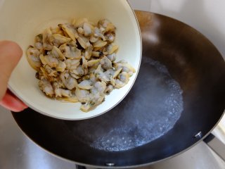 3、香辣炒蚬子,锅内水烧开，倒入蚬子肉