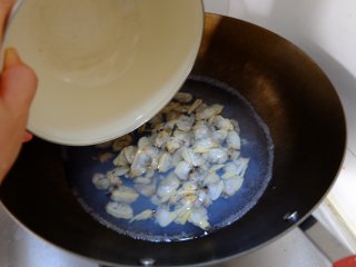 4、香辣炒蚬子,15秒马上捞出
