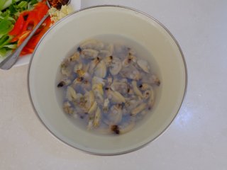5、香辣炒蚬子,过一遍冷水，捞出沥干水分待用
