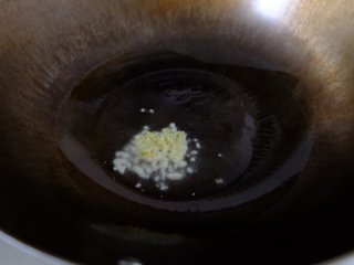 6、香辣炒蚬子,锅烧热倒入适量的油，放入蒜泥