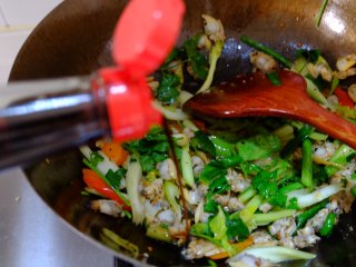 11、香辣炒蚬子,加入一勺生抽，少许的糖和适量的盐，大火翻炒2-3分钟，加入香菜，快速翻炒