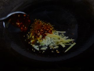 8、香辣炒蚬子,入辣酱（豆瓣酱）爆香