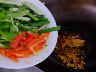 9、香辣炒蚬子,配菜入锅，大火翻炒，炒出香味以后