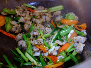 10、香辣炒蚬子,加入蚬子肉，加入一勺料酒