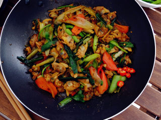 12、香辣炒蚬子,新小平底锅大火烧热，盛入炒好的蚬子肉，伴着滋滋声，香味扑鼻啊，端锅上桌，一人轻松消灭一锅^_^