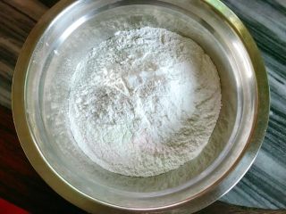 1、桂花糯米枣,称好糯米粉。