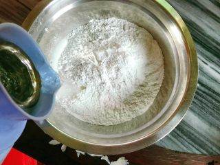 2、桂花糯米枣,加入热水，不要一次性加太多，一点点的加。