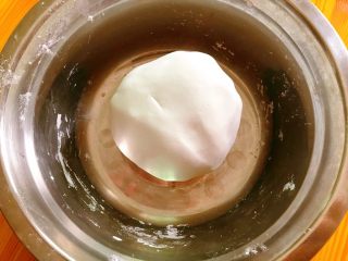 4、桂花糯米枣,能团成一个团就可以了，不能太软。盖上保鲜膜待用。