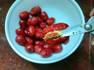 6、桂花糯米枣,用剪刀把枣核去除。
