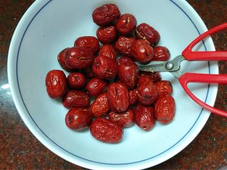 7、桂花糯米枣,依次剪好所有枣。