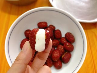 9、桂花糯米枣,塞在枣中间。