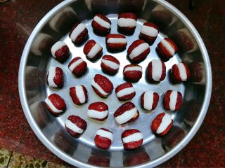 10、桂花糯米枣,依次做好所有枣，摆在盘中，每个枣要有间隔，以防糯米膨胀会粘在一起。