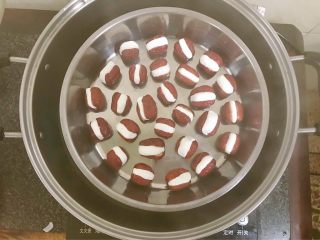 11、桂花糯米枣,锅中煮开水，放入蒸锅。