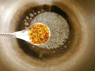 14、桂花糯米枣,小火煮开加入桂花。