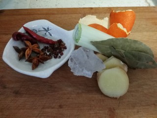 3、家庭版&酱牛肉,花椒，八角，红辣椒，香叶，橘子皮，冰糖，葱姜。