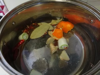 4、家庭版&酱牛肉,把所有的调料都放进锅里煮开锅