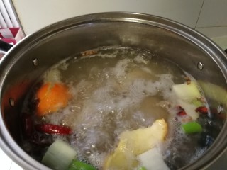 7、家庭版&酱牛肉,开锅了，放进牛肉，打一下沫。