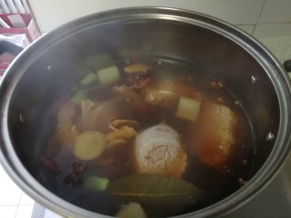 8、家庭版&酱牛肉,加红烧酱油和料酒（红烧酱油要多加一点，看着能上色了就好），加一点点醋，烀半个小时左右加盐，盐要多加一点，一般两羹匙就可以。